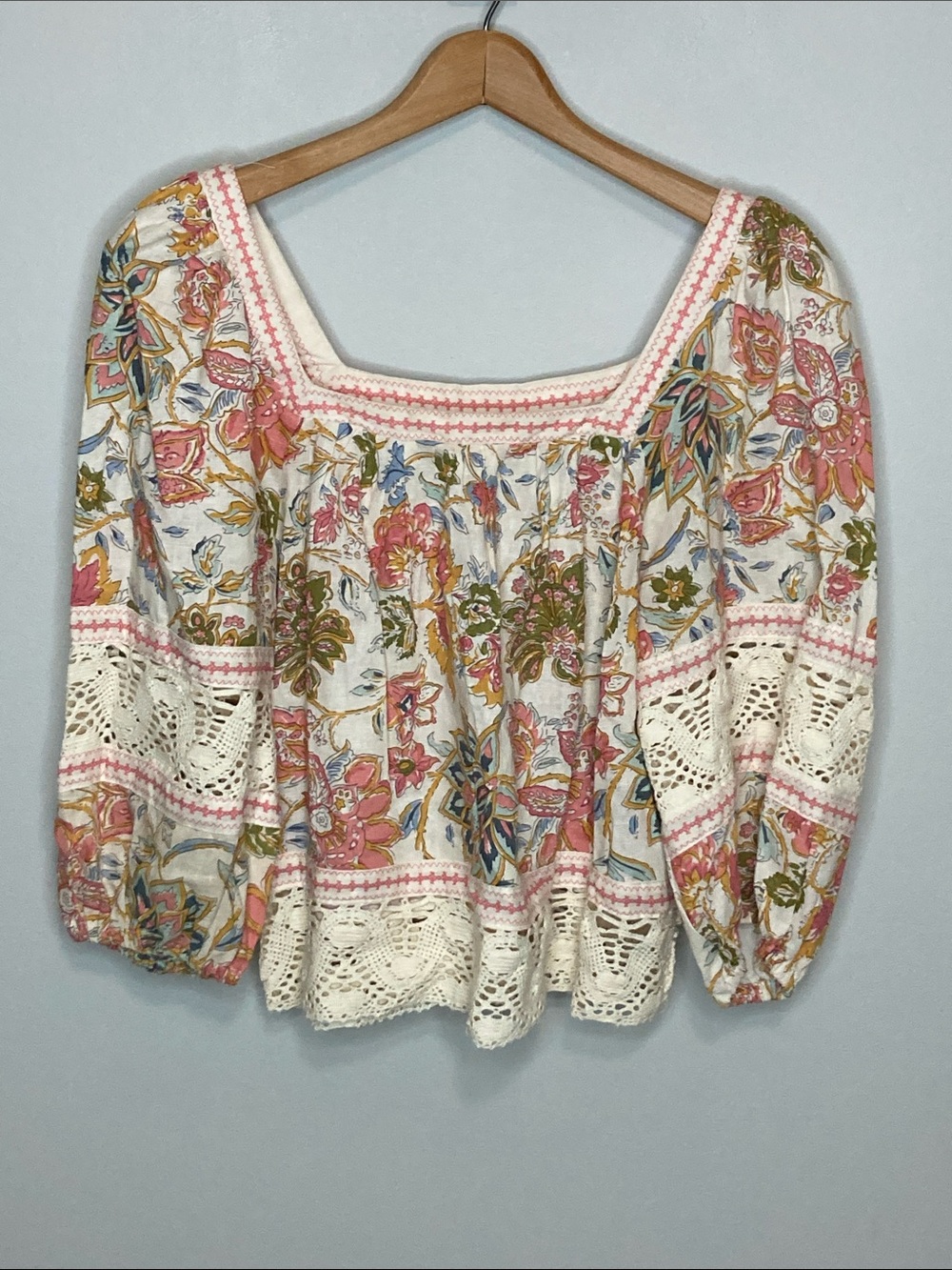 Christian Siriano NY Boho Floral Crochet Trim Square Neck Top Cream/Pink Small - Picture 3 of 10